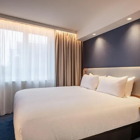 Express & By Ihg Hotell 3*