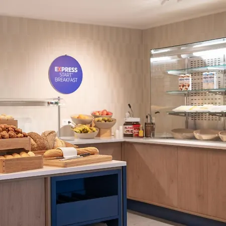 호텔 Express & By Ihg