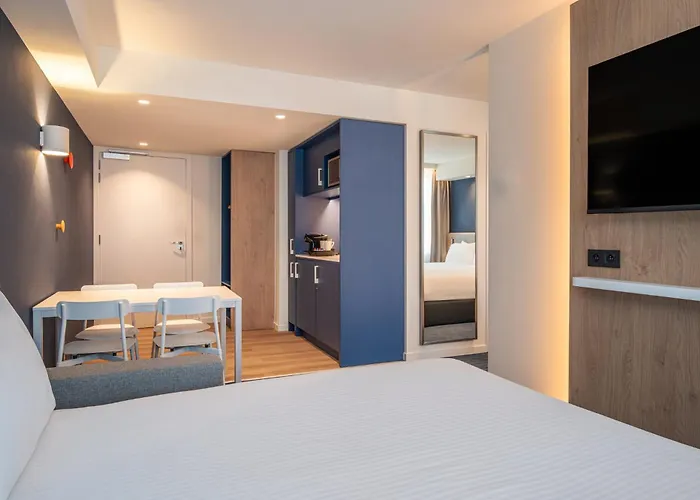 Express & By Ihg Hotel 3*