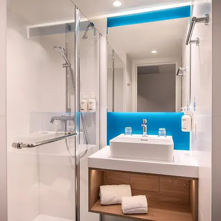 Express & By Ihg מלון